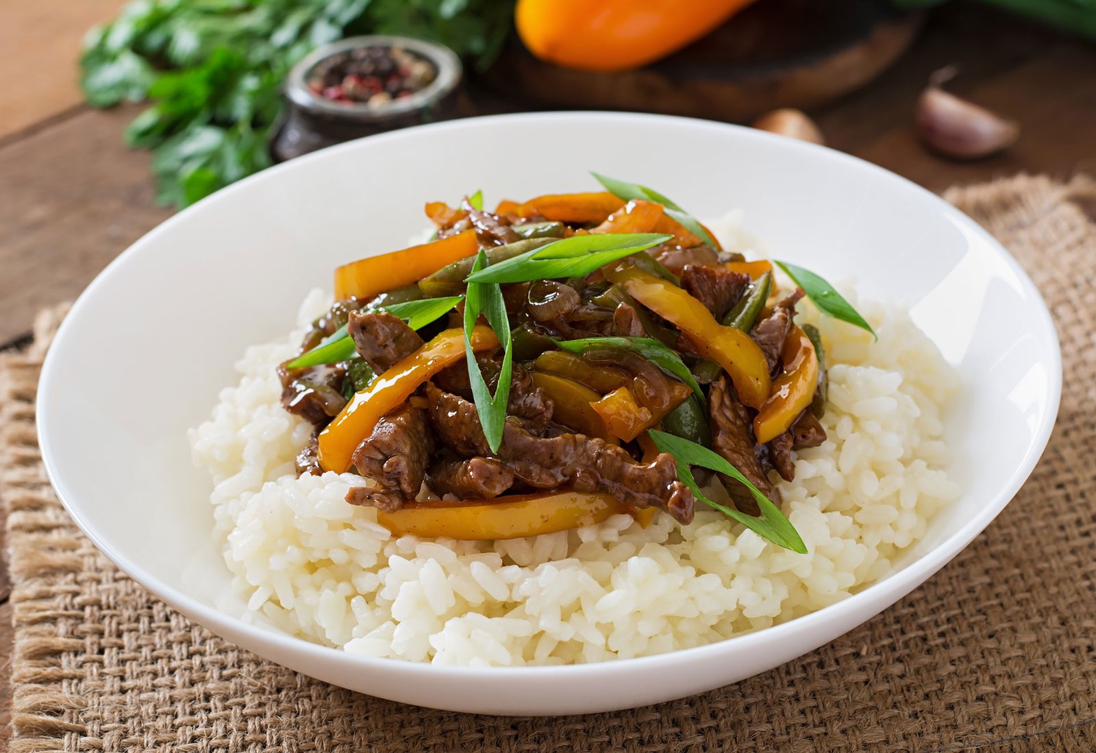 saute-boeuf-aux-poivrons-doux-haricots-verts-riz